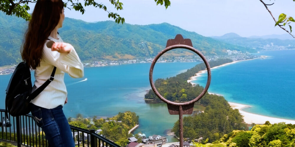 外国人かわらけ投げ